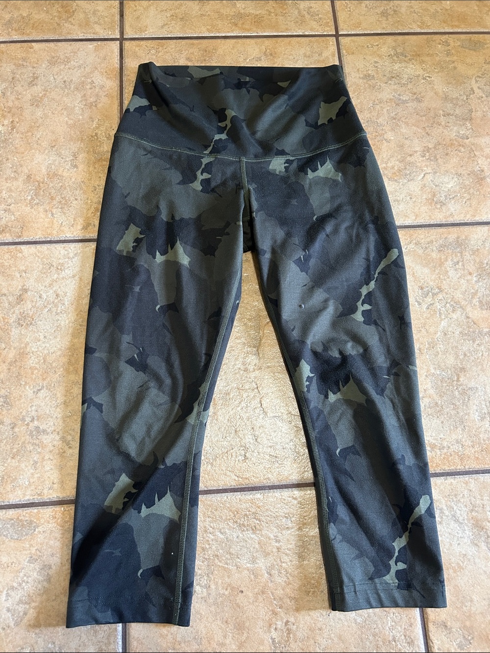 lululemon athletica Camouflage Cropped High-Rise Leggings - Black & Green